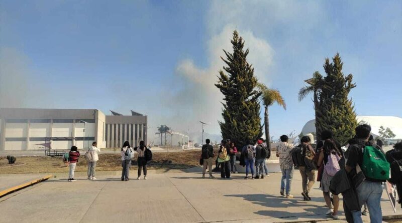 Incendio en inmediaciones de la UPMH obliga a evacuación y suspensión de clases